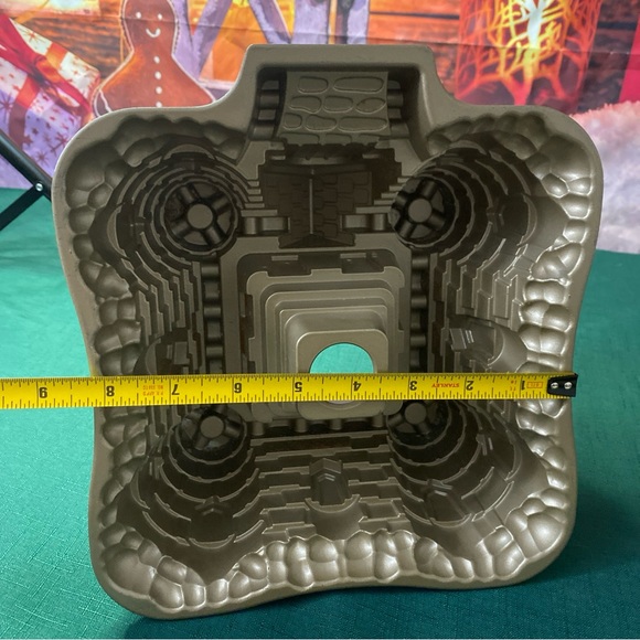 Castle Cake Pan Nordic Ware Sandcastle 10 Cup Cast Aluminum USA Bundt baker - Picture 6 of 10